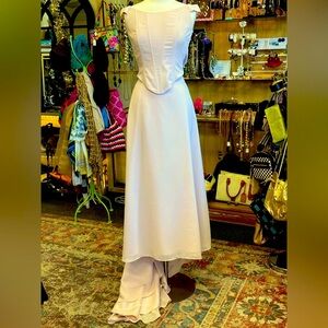 Impression pale blush 2 piece gown-size 8.
EXCELLENT CONDITION-see measurements